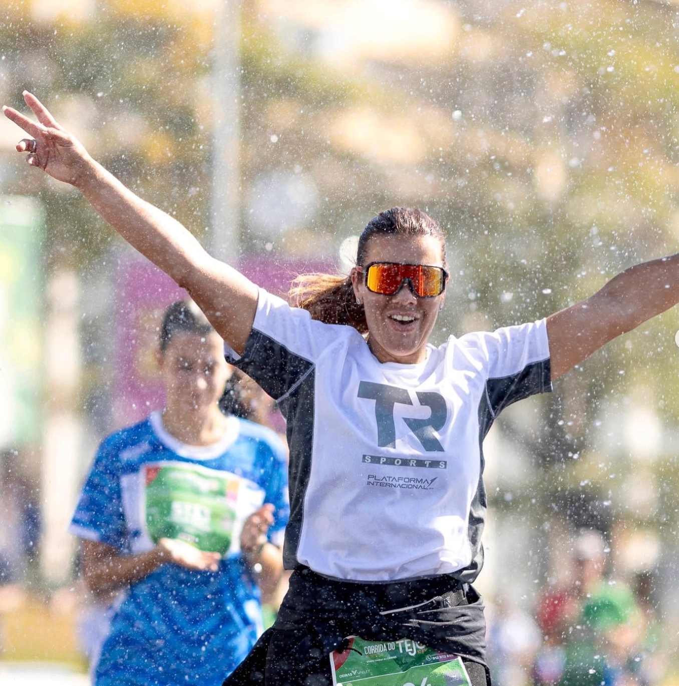 Atleta TR Sports celebrando na chegada da Corrida do Tejo